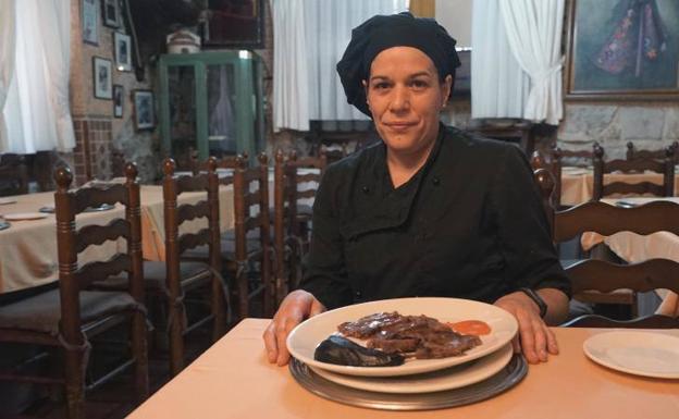 La jefa de cocina de La Criolla, Raquel Rodríguez, ante su plato de Carrilleras con peras al Grand Marnier 