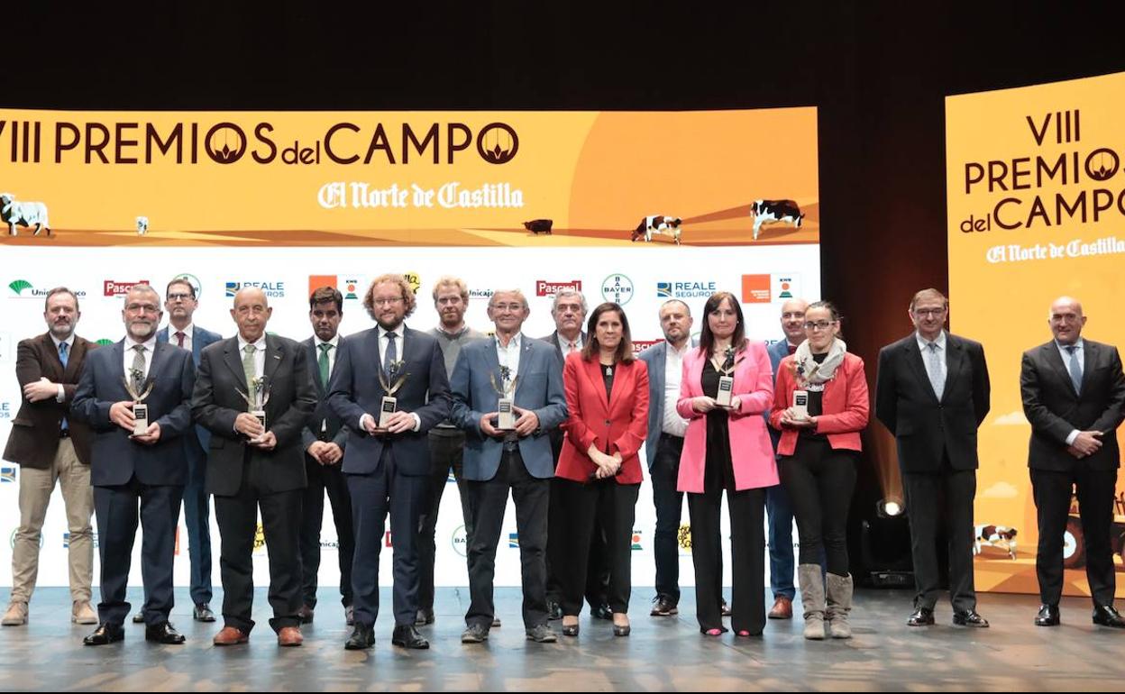 Foto de familia de la pasada edición de los premiados, patrocinadores y organizadores. 