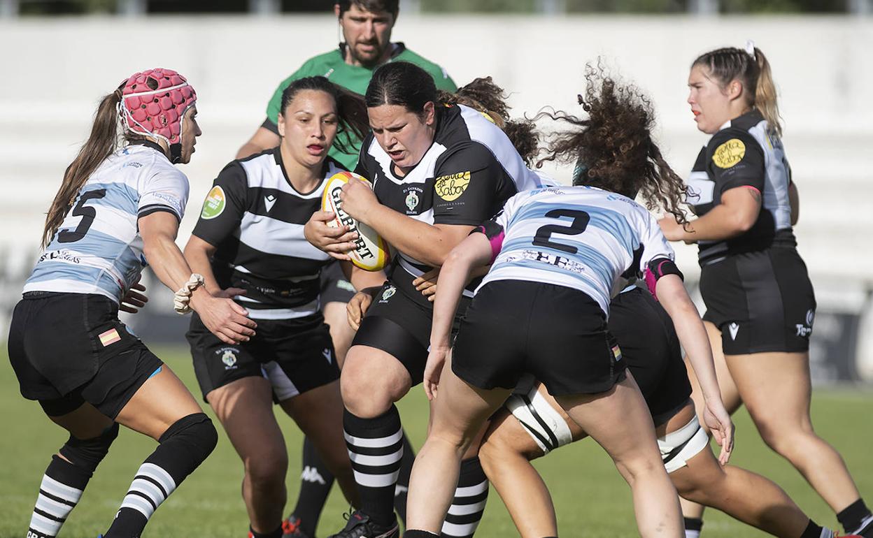 Rebeca Tascón carga contra la defensa rival. 