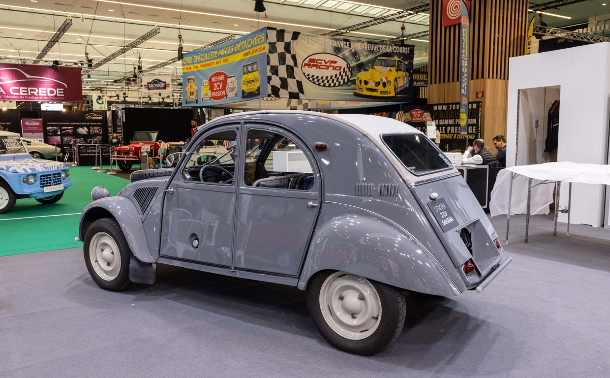 Las características aletas recortadas y la entrada de aire en la tapa del maletero, identifican al 2 CV de dos motores