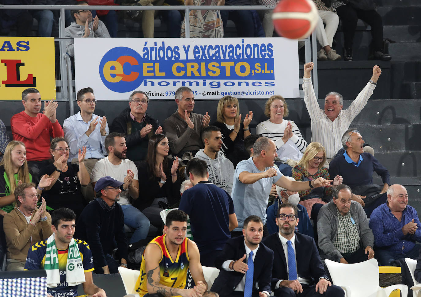 Fotos: Búscate en el Pabellón en el partido Zunder Palencia-Andorra