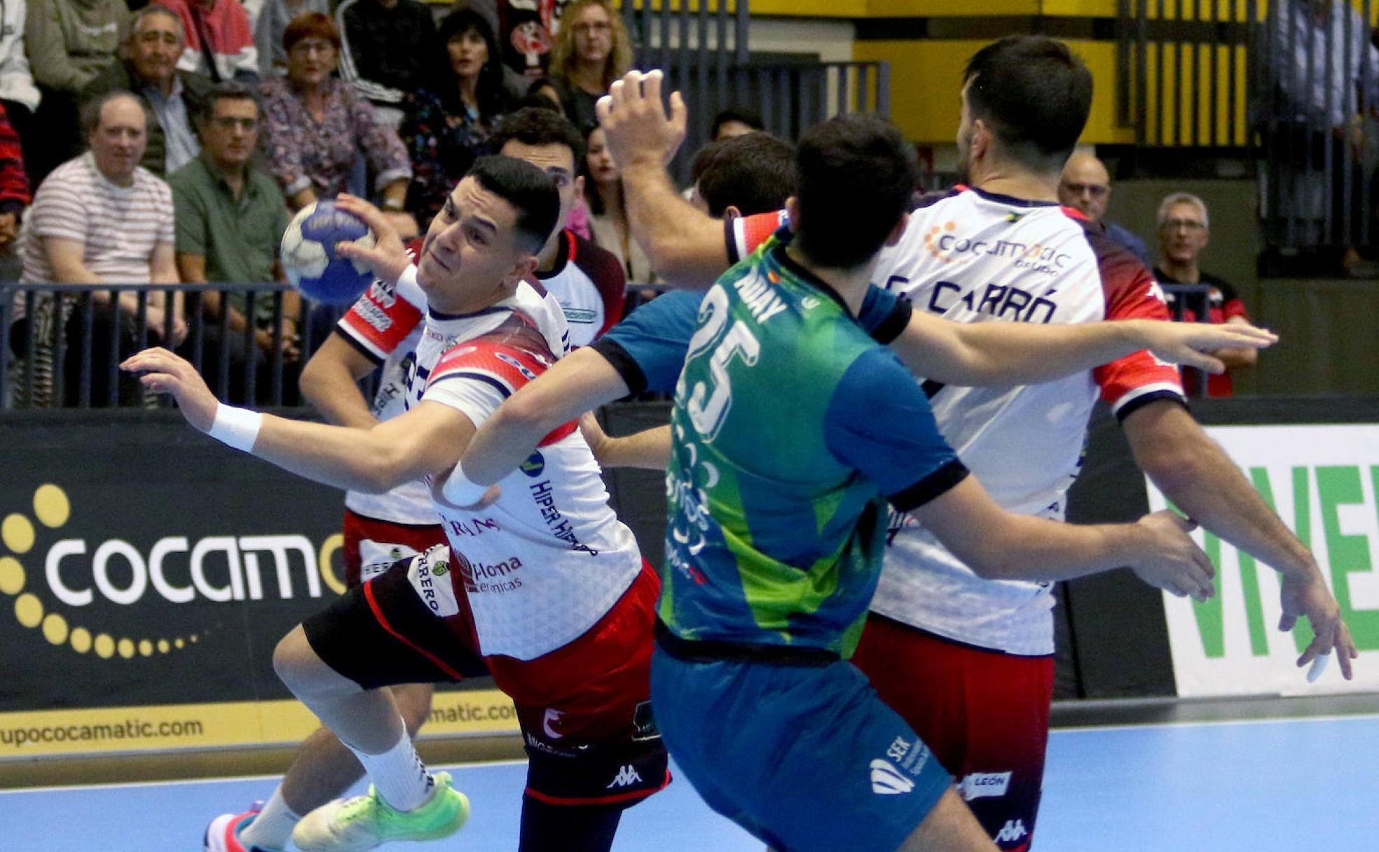 Álex Lodos prepara el brazo para disparar ante un rival en el partido de este sábado en Nava de la Asunción. 