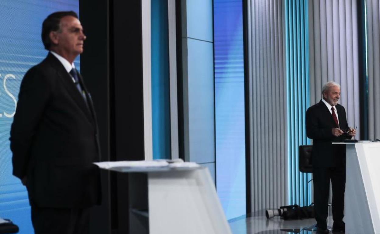 El actual presidente de Brasil, Jair Bolsonaro, y el izquierdista Lula da Silva, en su último debate televisivo. 