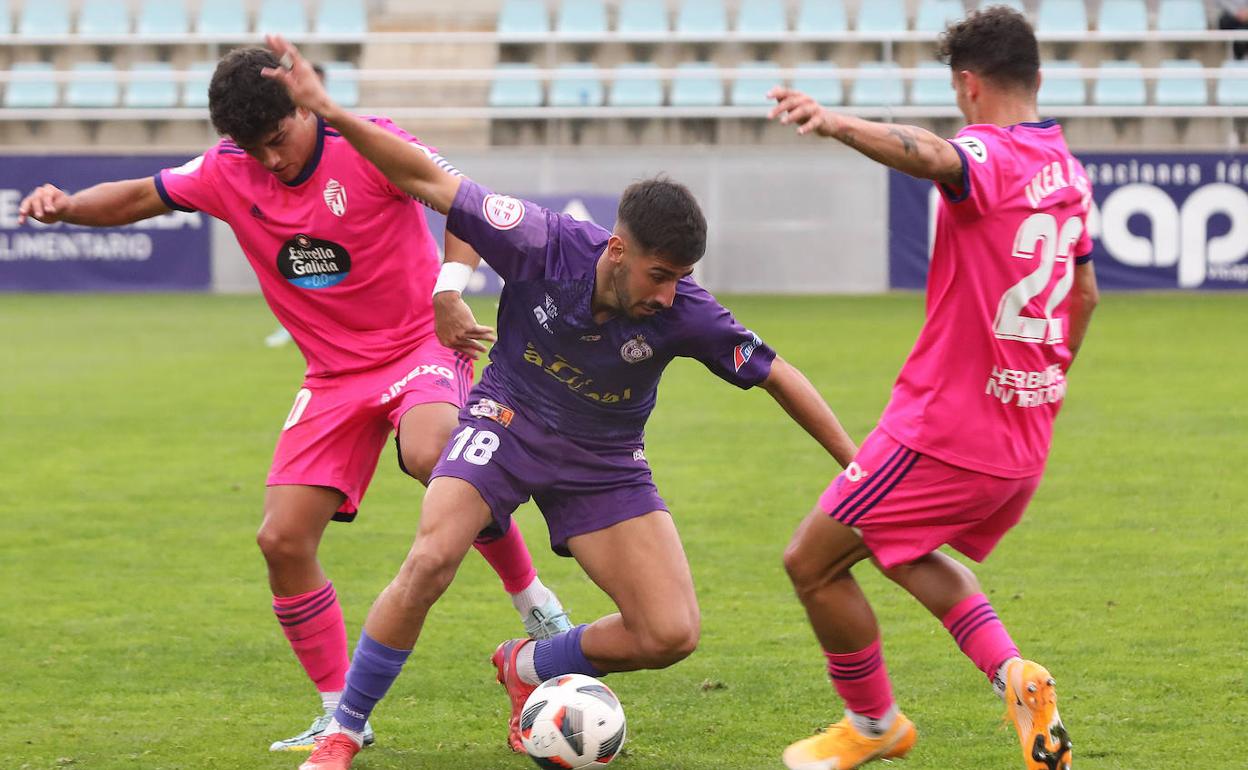 Ale Hernández, entre dos adversarios, este sábado en La Balastera. 