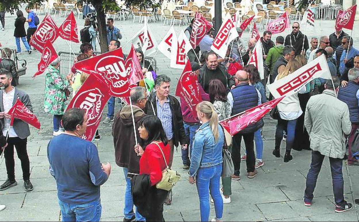 Concentración de trabajadores del transporte urbano de Segovia, este viernes, en la Plaza Mayor. 