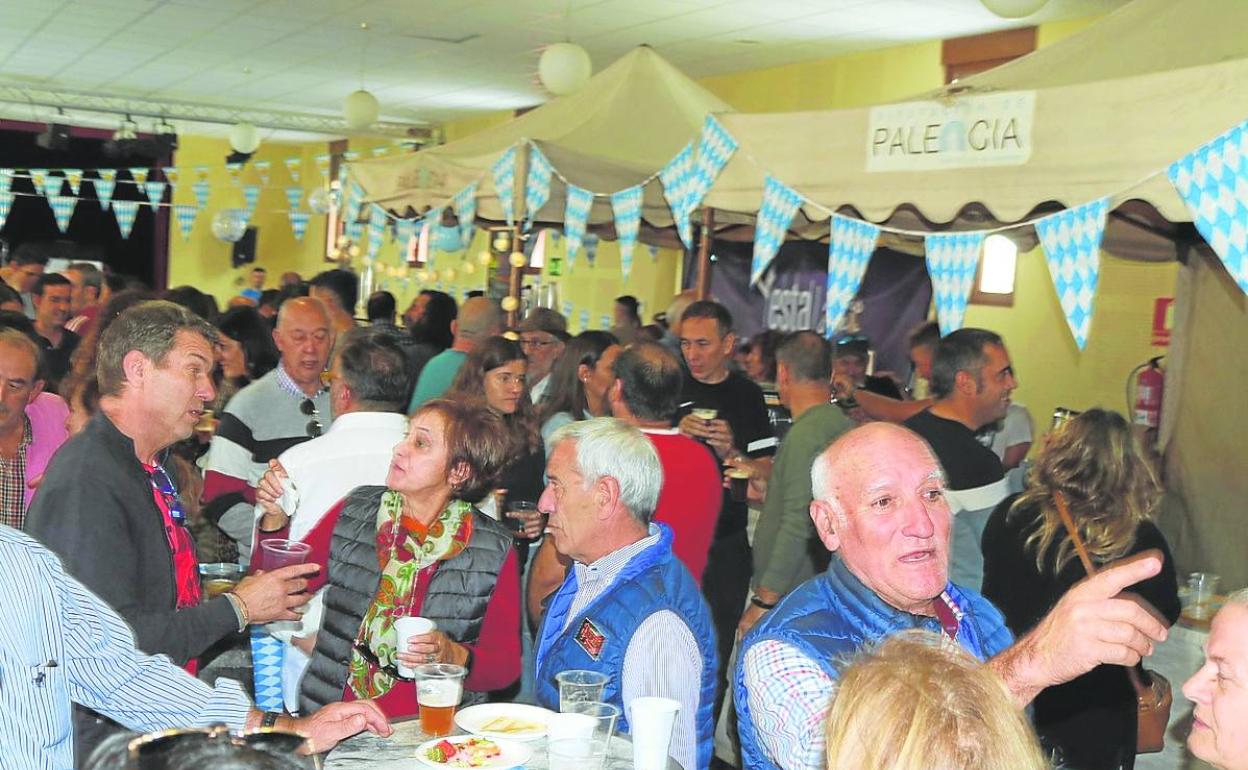 Los vecinos toman el aperitivo, celebrado en el centro sociocultural.