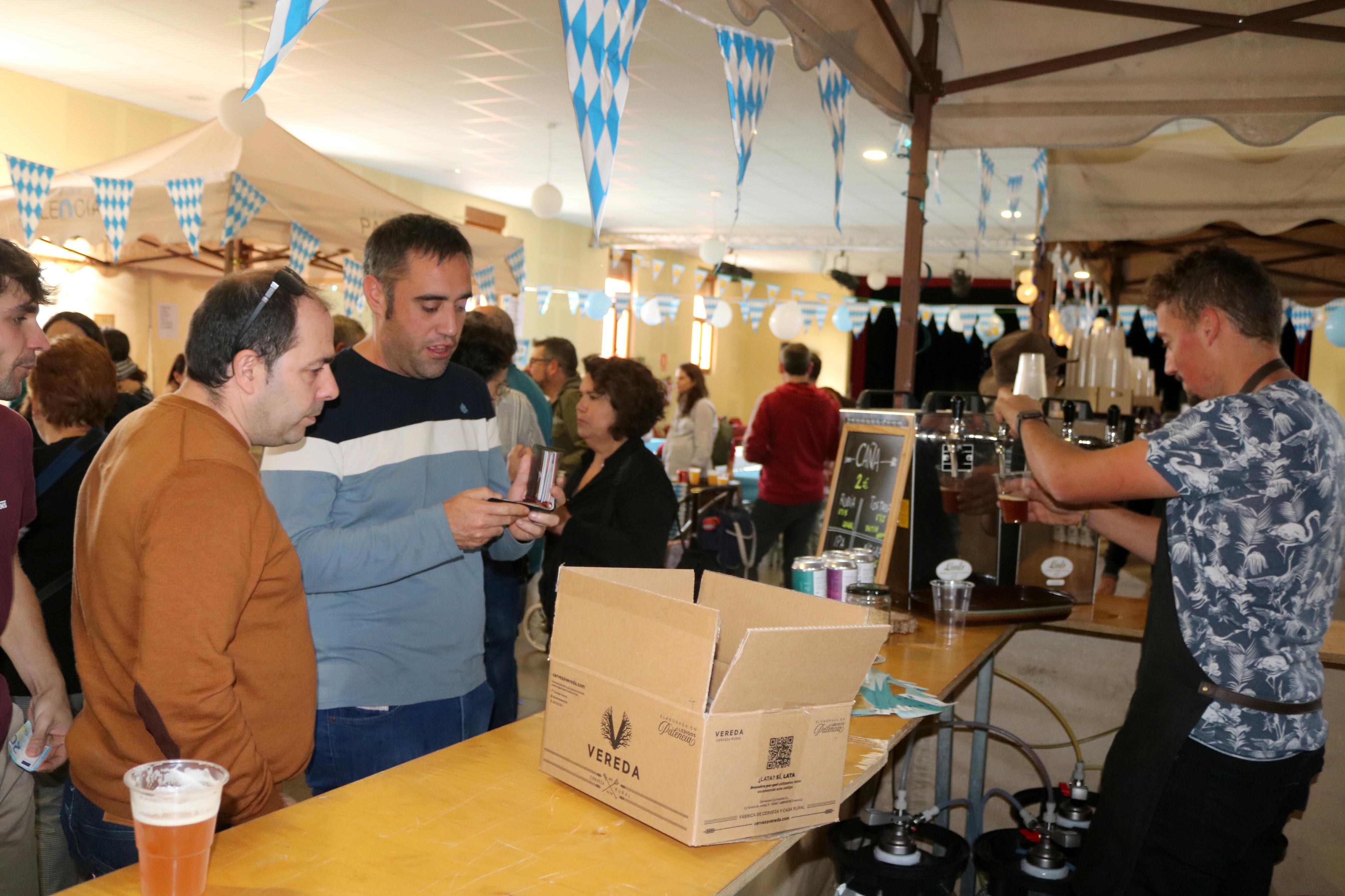 Numerosos vecinos y visitantes disfrutaron de la jornada dedicada a la cerveza en Villaviudas