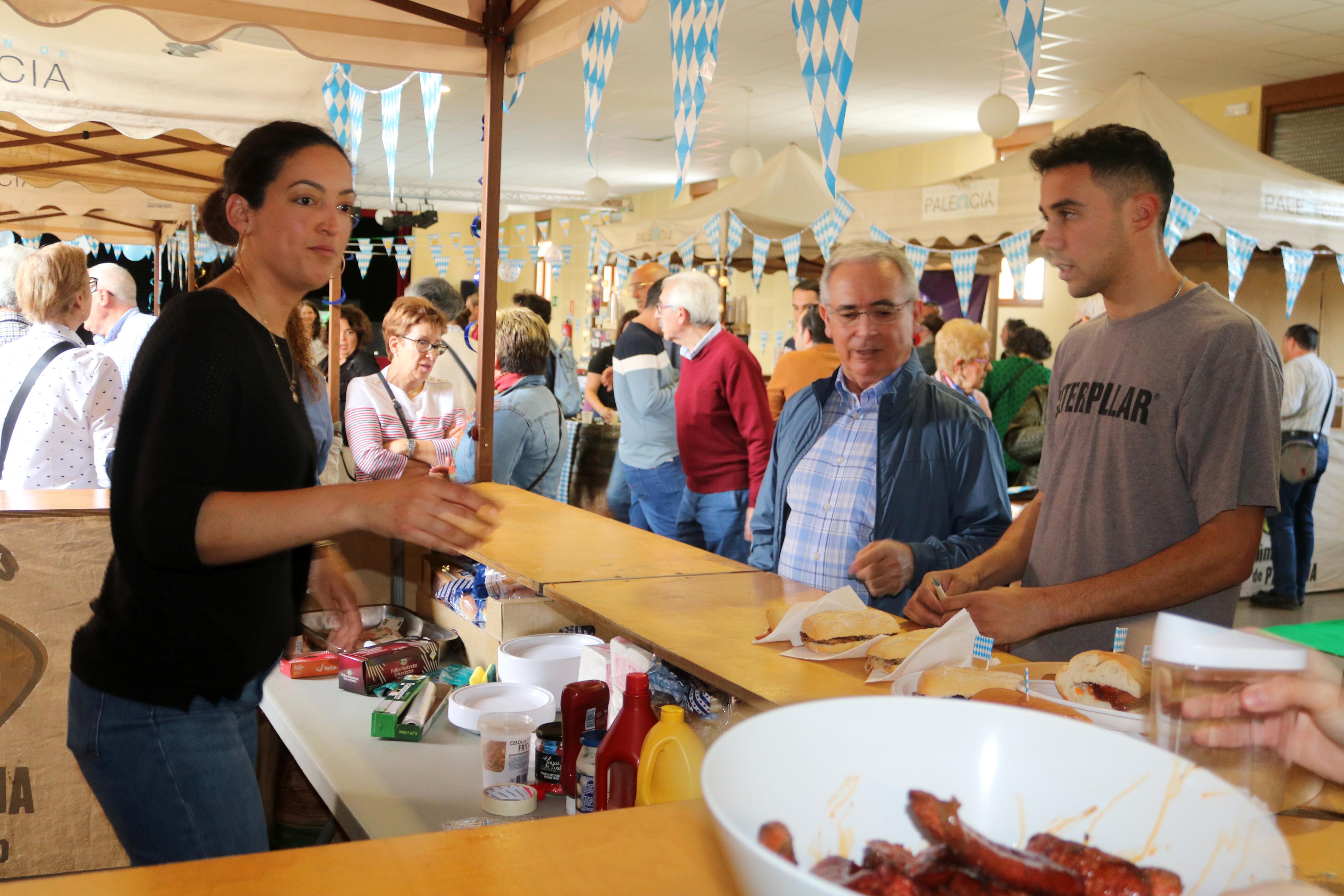 Numerosos vecinos y visitantes disfrutaron de la jornada dedicada a la cerveza en Villaviudas