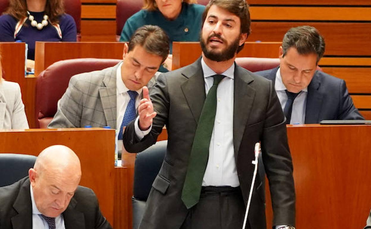 Juan García-Gallardo interviene en el pleno d elas Cortes. Jesús Julio Carnero, Ángel Ibáñez y Raúl de la Hoz agachan la cabeza y la vista.