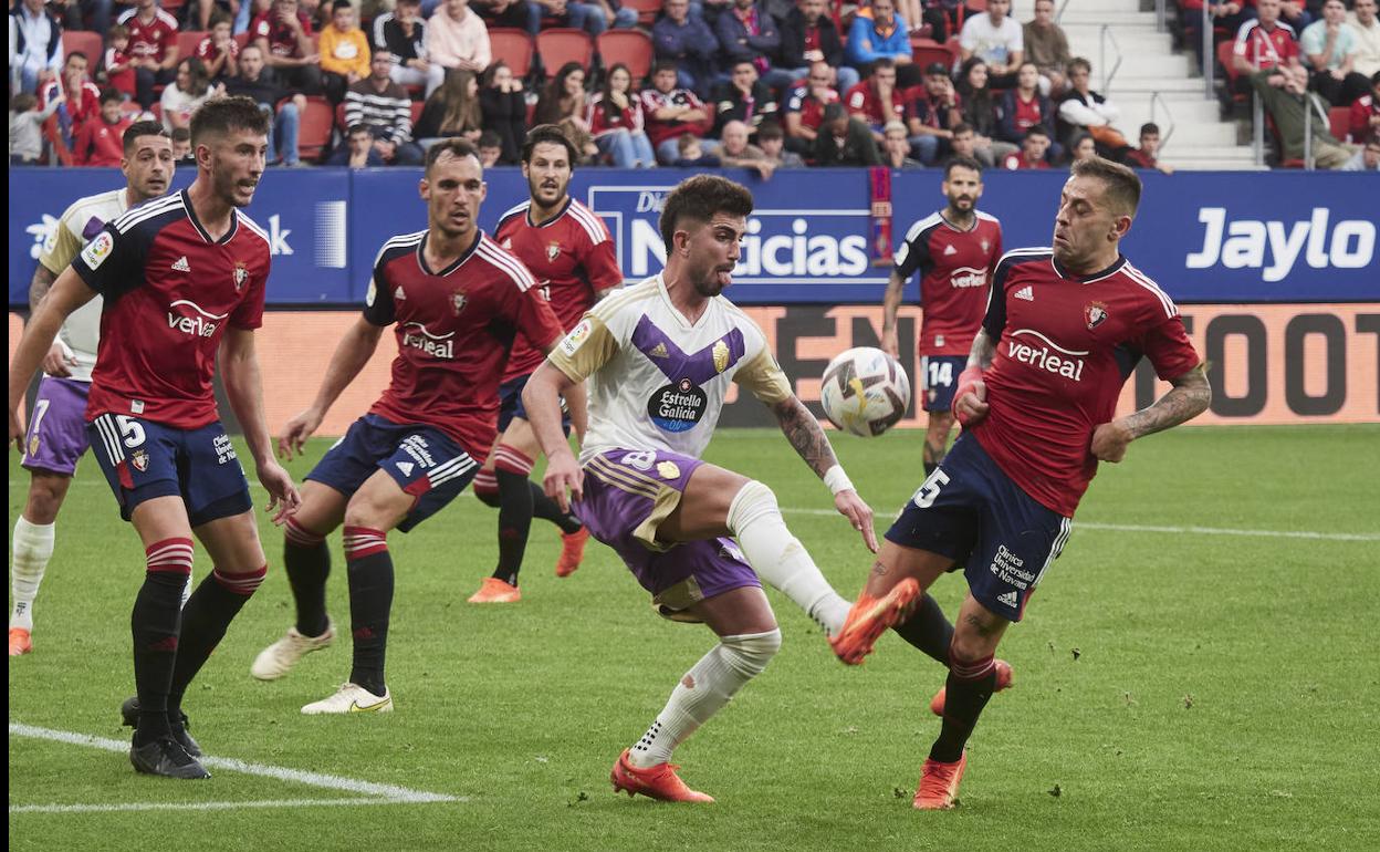 Monchu intenta controlar la pelota dentro del área. 