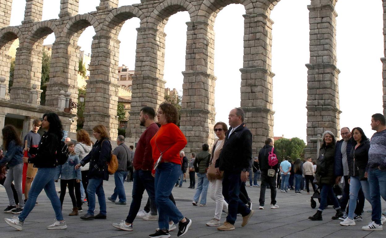 Grupos de turistas pasan por el Acueducto durante este puente de Todos los Santos. 