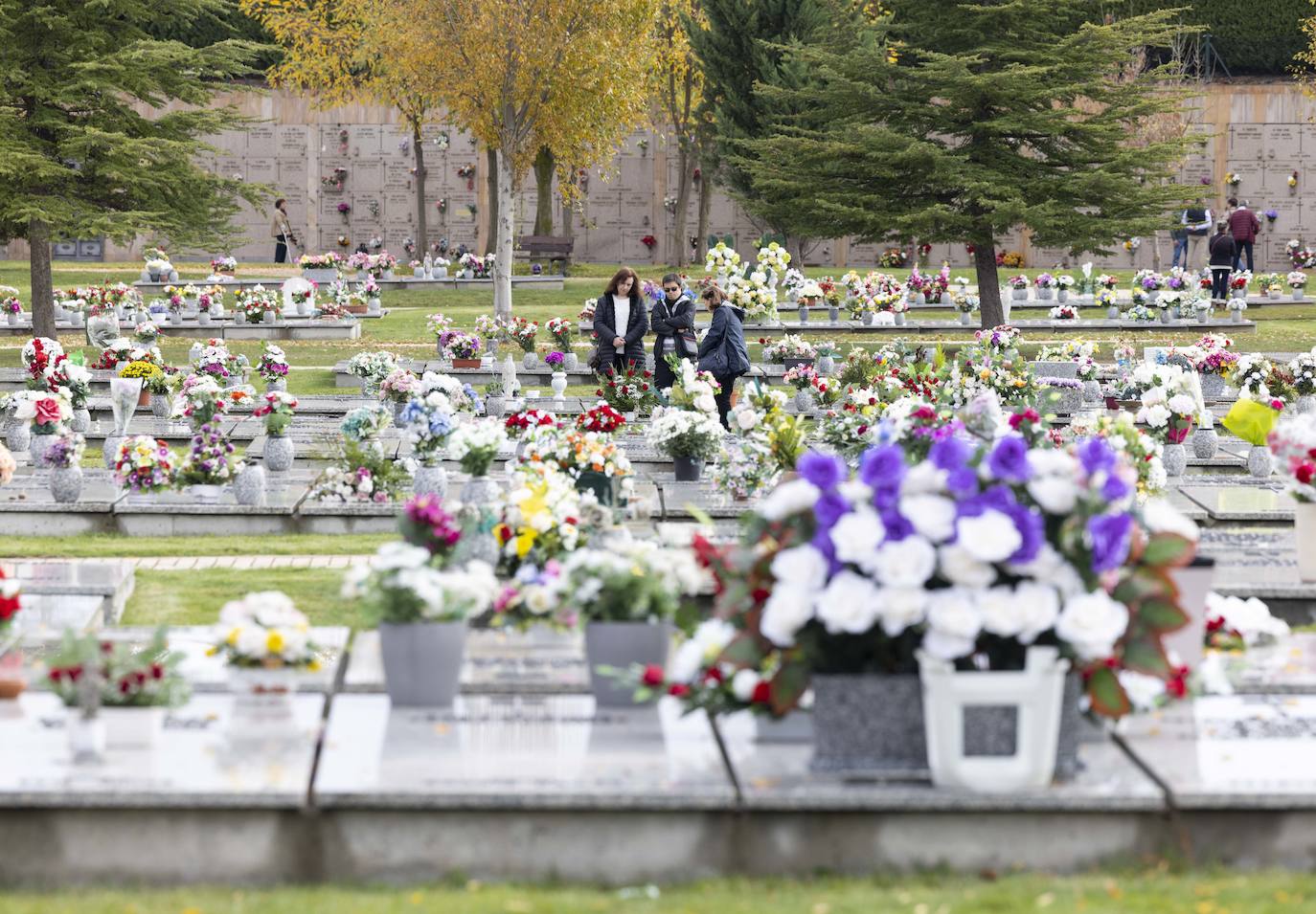 Fotos: El cementerio de Contiendas en Valladolid recibe a visitantes para honrar a los difuntos