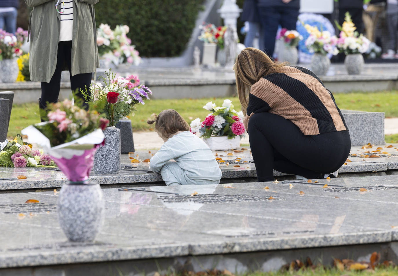 Fotos: El cementerio de Contiendas en Valladolid recibe a visitantes para honrar a los difuntos