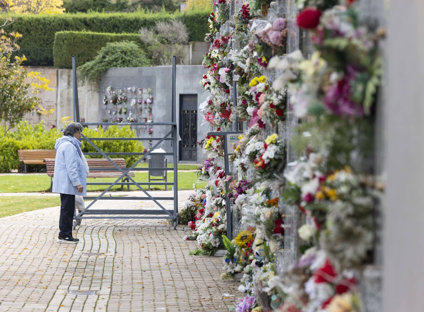 Fotos: El cementerio de Contiendas en Valladolid recibe a visitantes para honrar a los difuntos