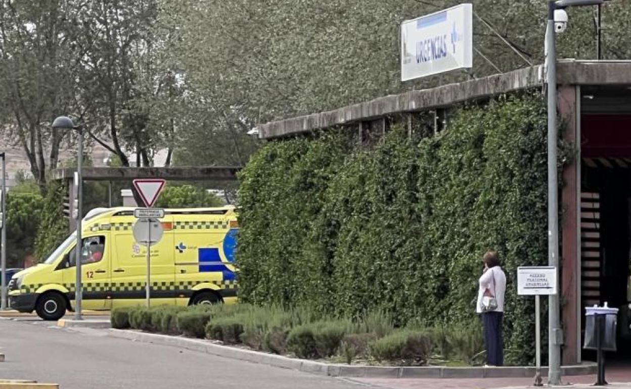 Ambulancia en el servicio de Urgencias del Hospital Río Hortega. 