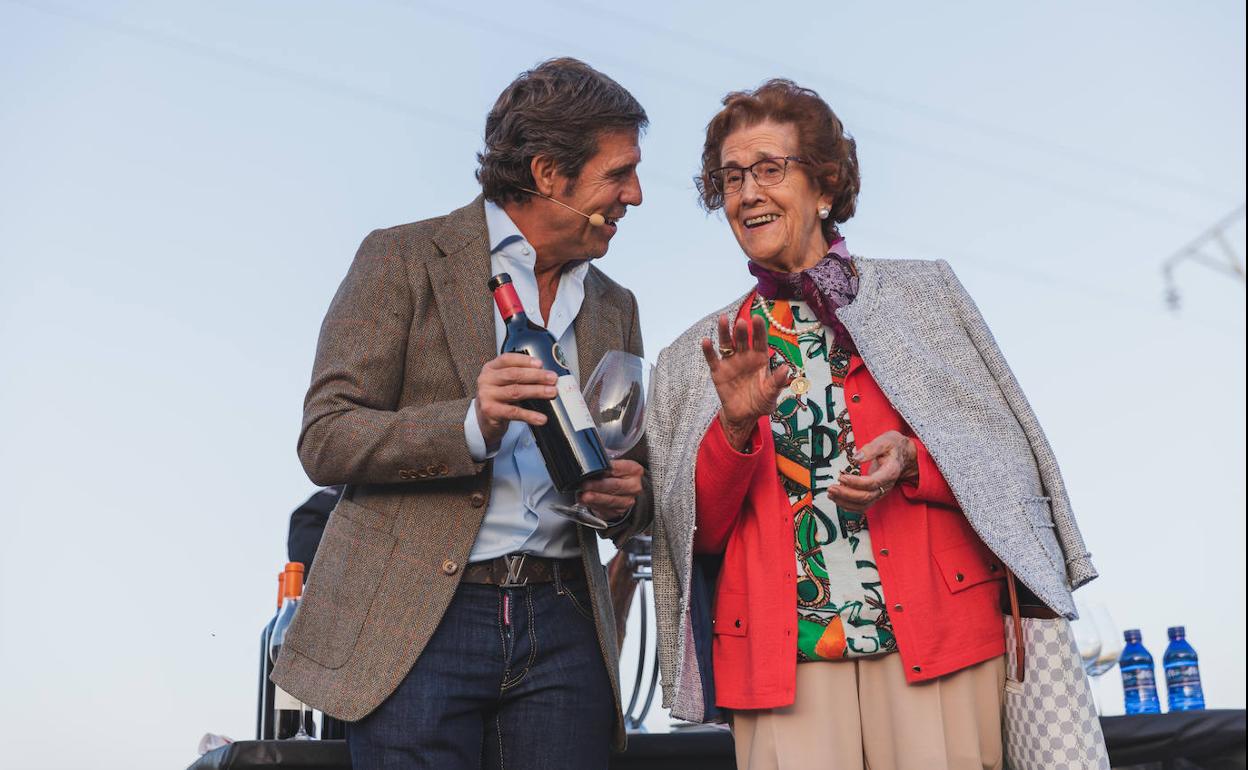 El bodeguero Javier Moro con su madre, Felisa Espinosa. 