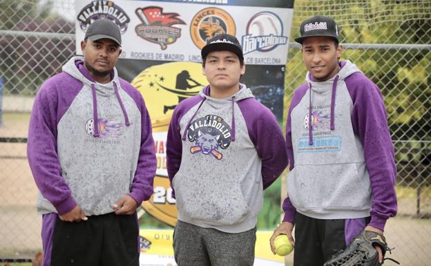 Hairo Aquíno, Josafat Garay y Leo Meléndez, entrenador y jugadores de béisbol. 