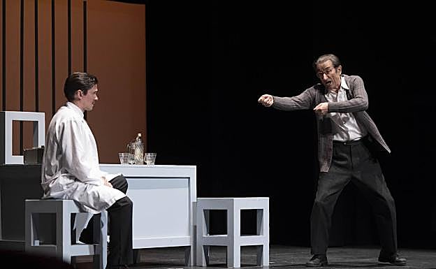 Los actores Javier Bermejo y Juan Manuel Pérez, en una representación de 'Las guerras de nuestros antepasados'. 