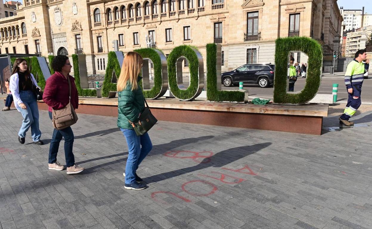 El letrero de Valladolid en la Plaza de Zorrilla sin la 'i'. 