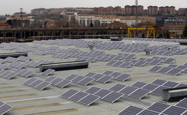 El Ayuntamiento instalará placas solares en cinco polideportivos