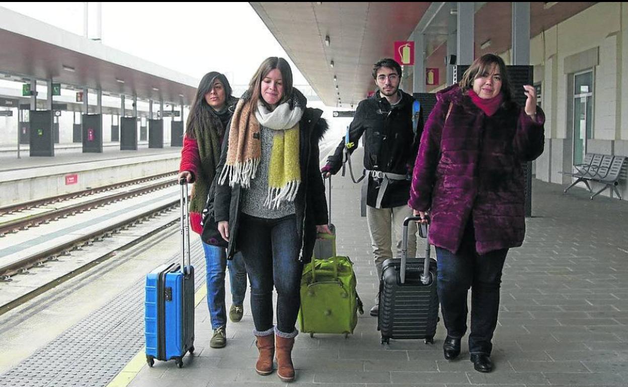 Jóvenes en la estación de tren de Zamora a punto de tomar un tren hacia Madrid. 