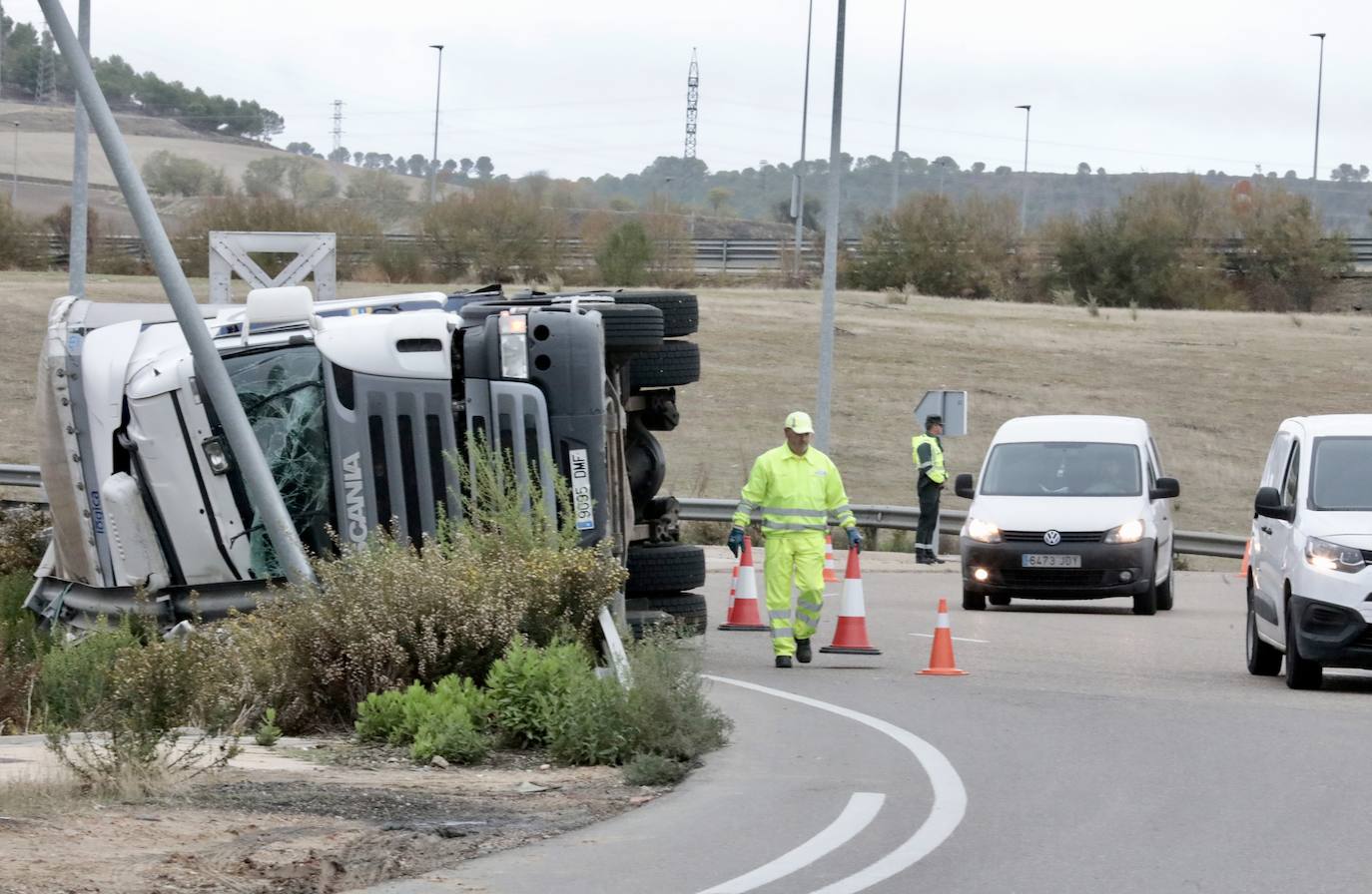 Fotos: Retenciones en la rotonda de la A-11 por el vuelco de un camión