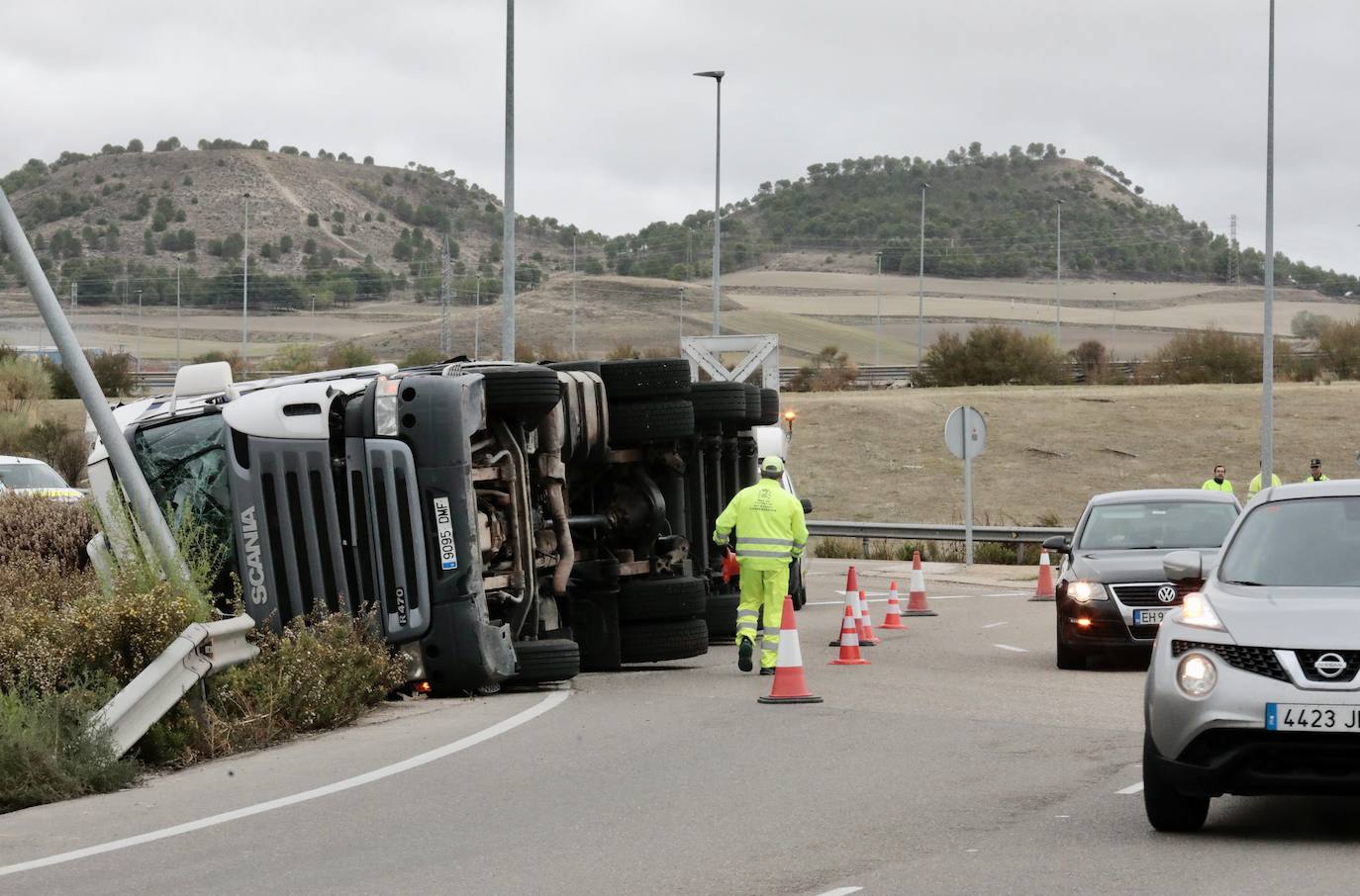 Fotos: Retenciones en la rotonda de la A-11 por el vuelco de un camión