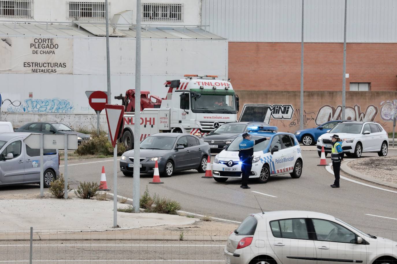 Fotos: Retenciones en la rotonda de la A-11 por el vuelco de un camión