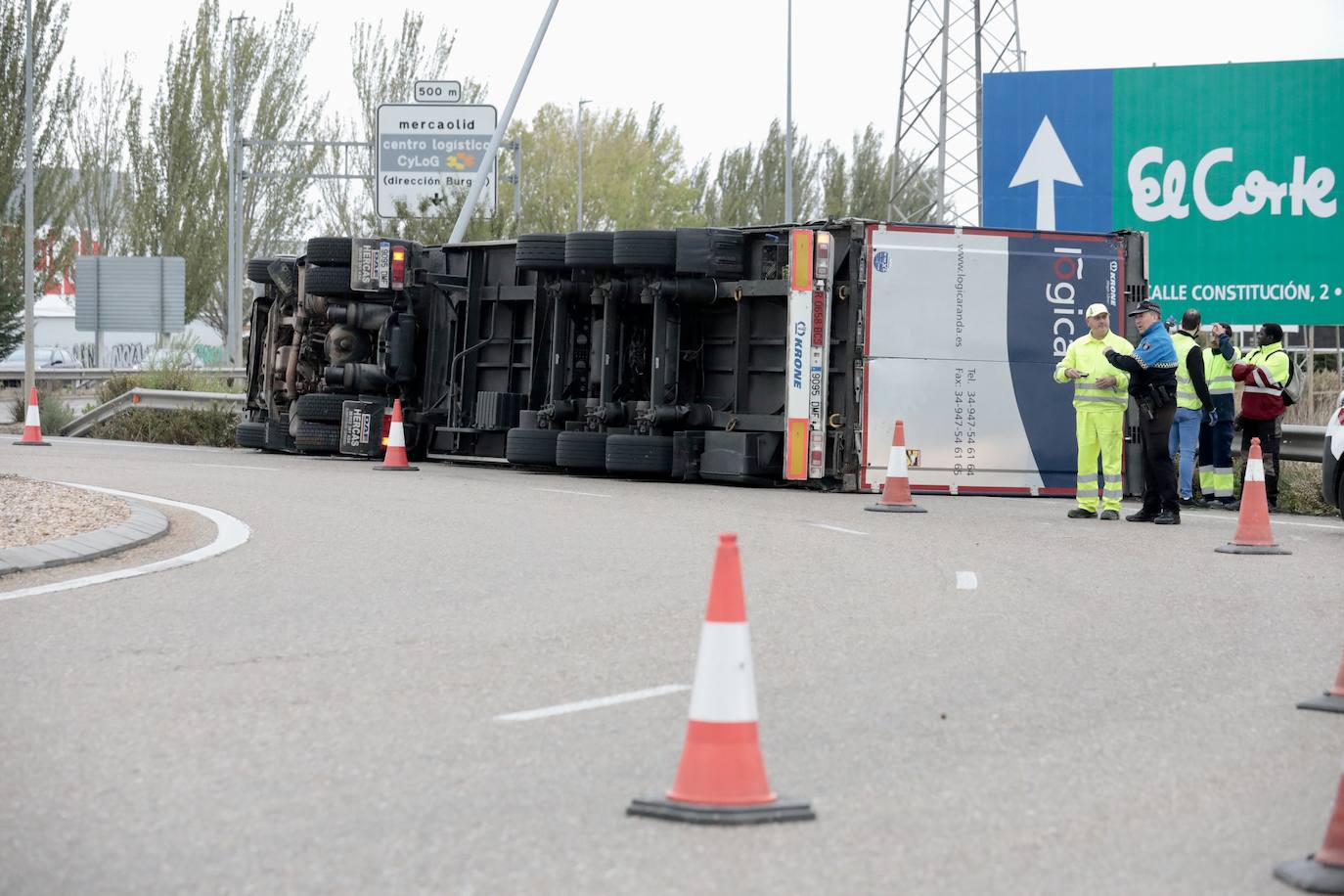 Fotos: Retenciones en la rotonda de la A-11 por el vuelco de un camión