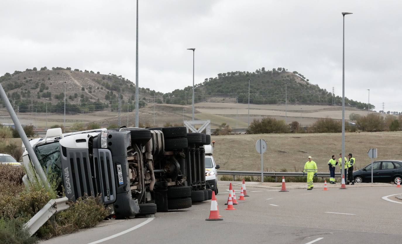 Fotos: Retenciones en la rotonda de la A-11 por el vuelco de un camión