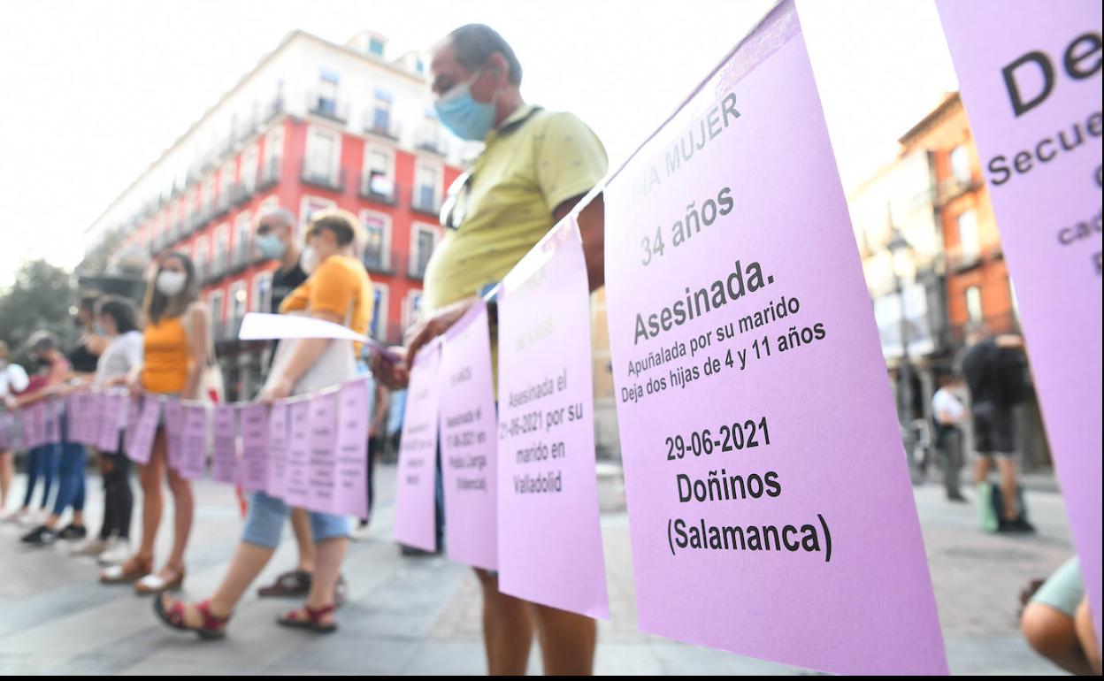 Concentración de denuncia celebrada en Valladolid tras un asesinato de una mujer a manos de su expareja