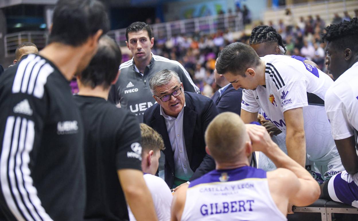 Paco García imparte instrucciones a sus jugadores. 