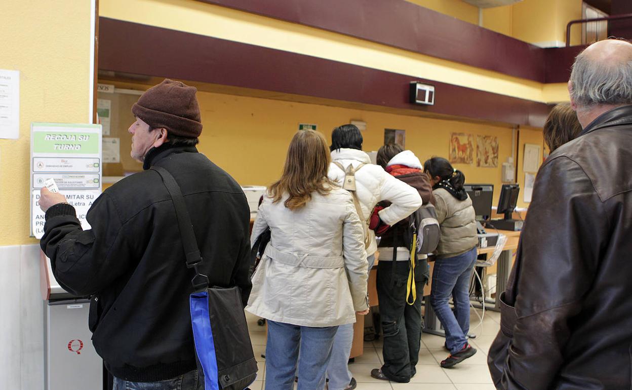 Varias personas en una oficina del Ecyl. 