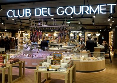 Imagen secundaria 1 - Arriba, la Barra del Gourmet en la que se pueden probar tapas y los productos de la tienda. Abajo, otra vista del nuevo espacio que ha aumentado.