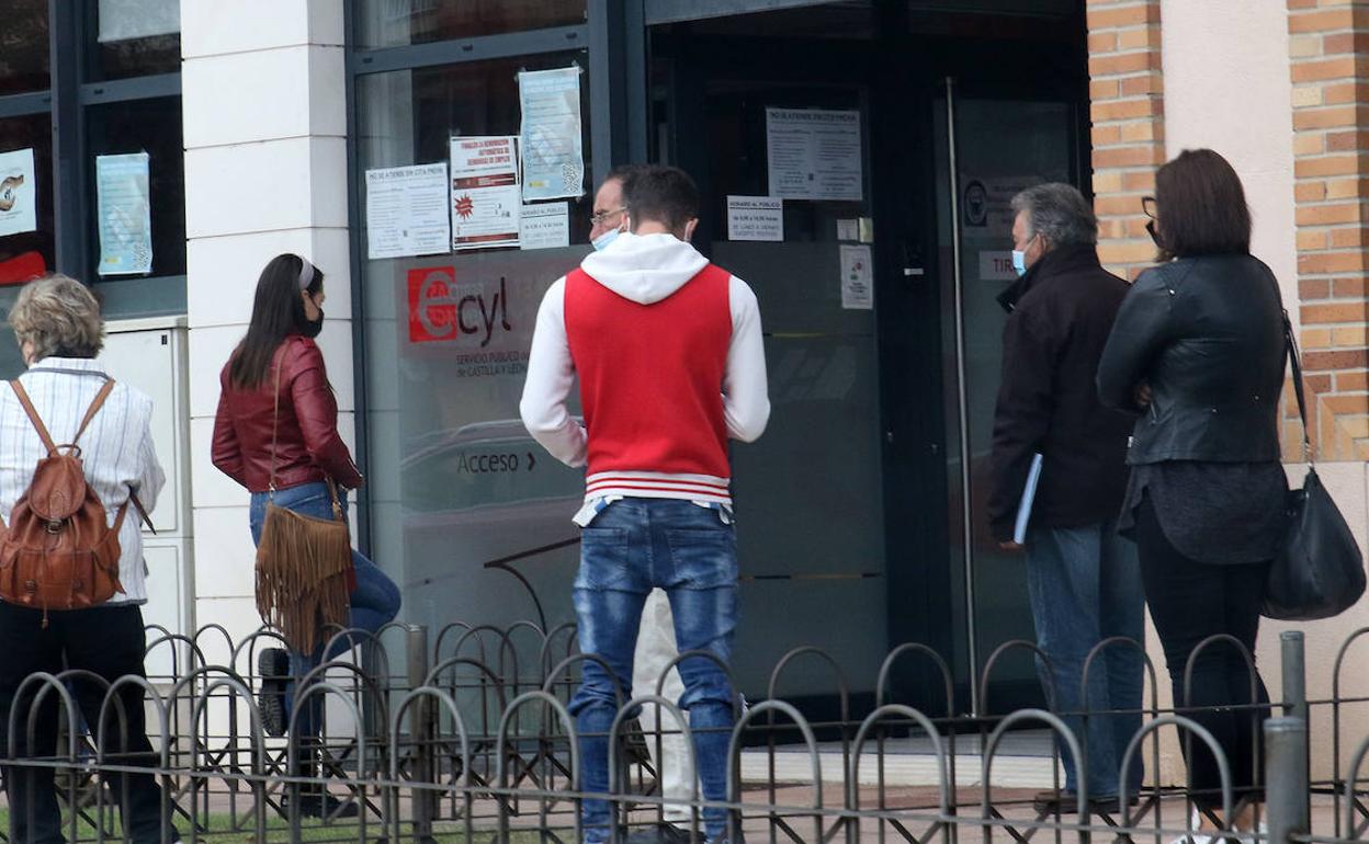Cola de personas espera su turno en la oficina del Ecyl en Segovia.
