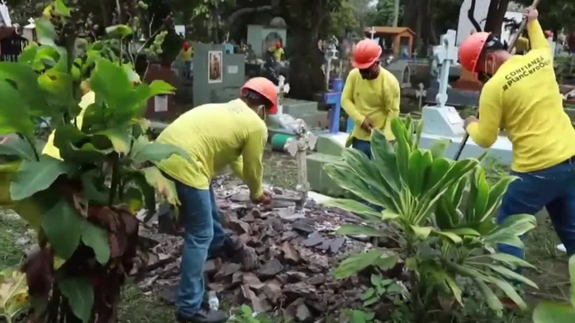 El Gobierno de El Salvador destroza las tumbas de algunos pandilleros