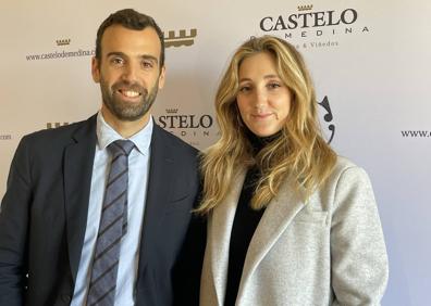 Imagen secundaria 1 - Arriba, Carlos Yllera, presidente de la DO Rueda en la visita a la bodega. Abajo, Eudaldo y Naiara Bonet-de Gispert y la botella de Castelo de Medina Prefiloxérico 2020. 