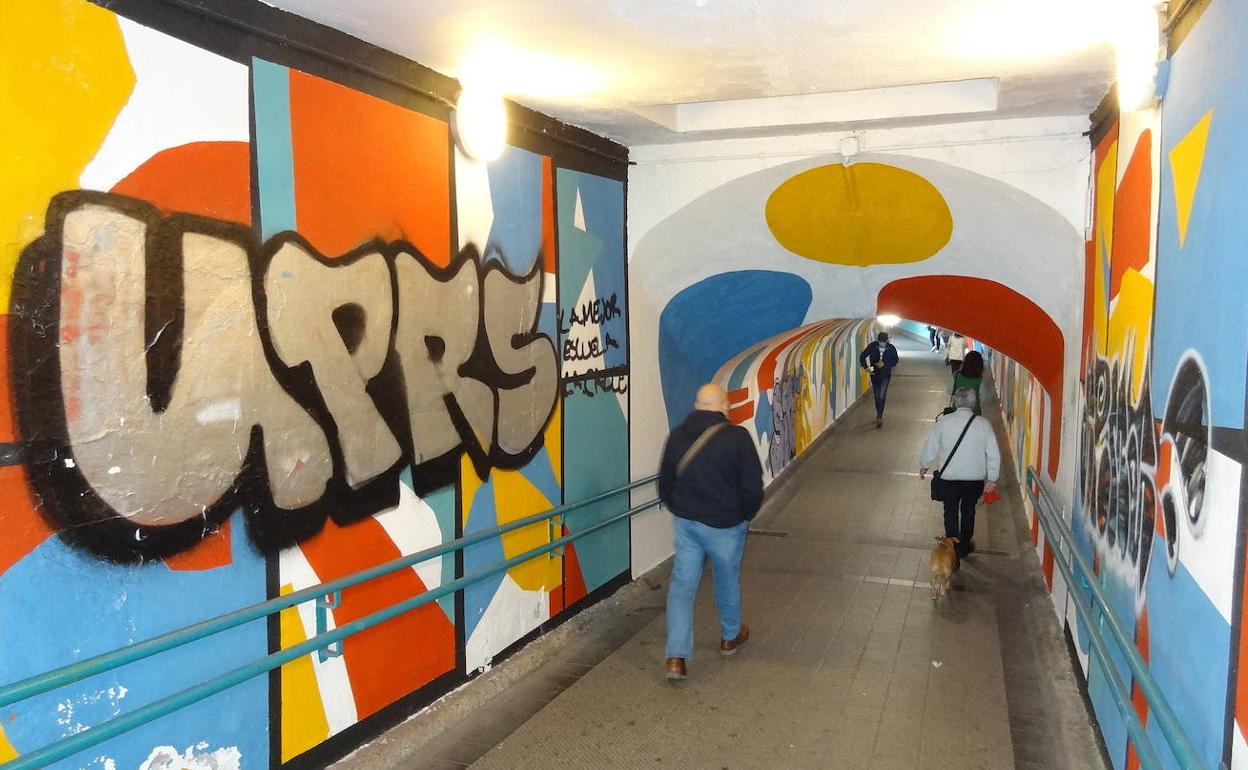 Pintada de 'UPRS' en el túnel de Labradores después de su rehabilitación. 