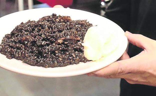 La receta: Arroz negro con calamares y alioli