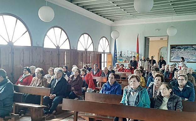 Vecinos de Torrelobatón que acudieron a despedir al que ha sido su médico durante 41 años 
