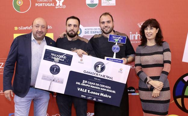 Los premiados, entre el presidente de la Asociación Provincial de Hostelería y la concejala de Cultura de Valladolid.