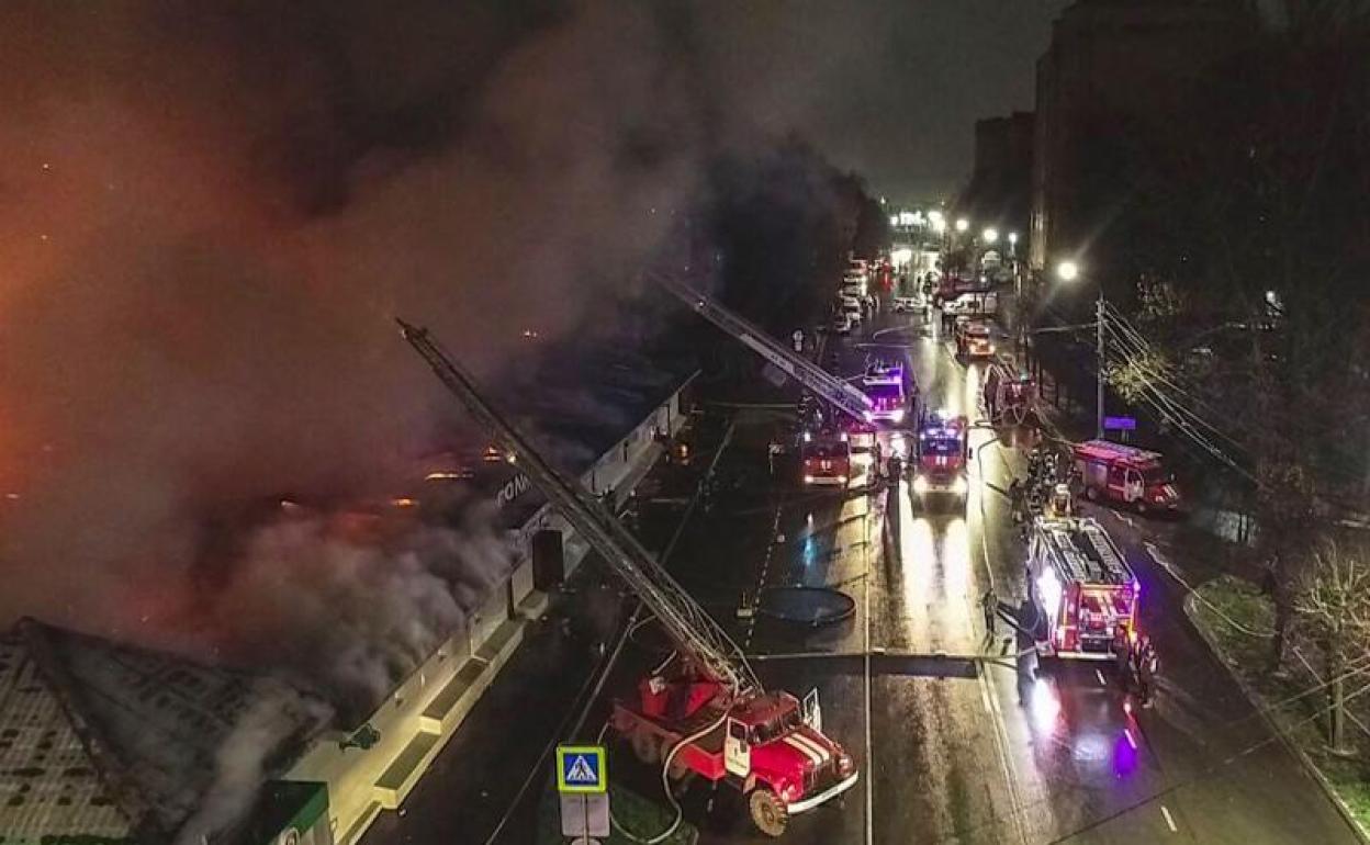 Los bomberos luchan contra las llamas que consumieron el local de ocio nocturno de Kostroma. 