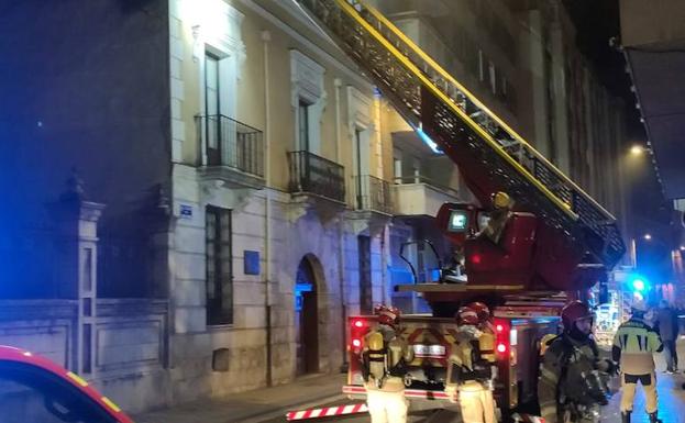 Los Bomberos colocan la autoescala para comprobar la chimenea de la vivienda.