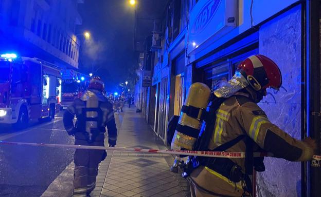 Galería. Un bombero procede al cierre de la calle López Gómez.