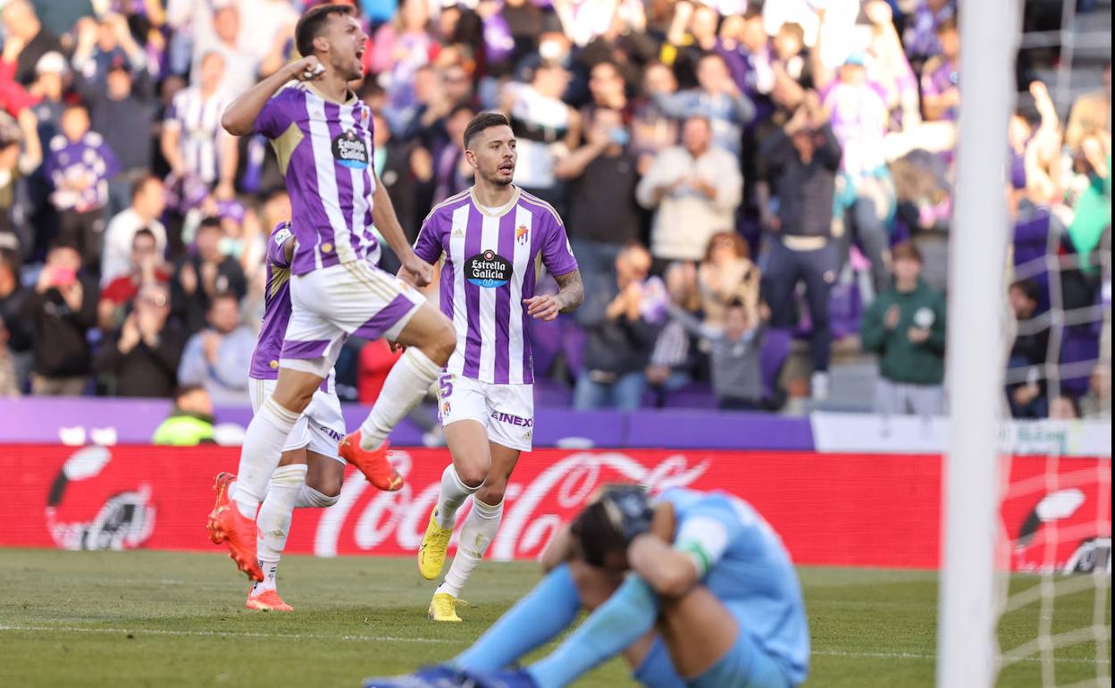 Óscar Plano y Javi Sánchez celebran uno de los goles del Real Valladolid. 