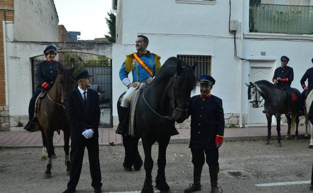 Figurantes en una escena de Alfonso XIII a caballo.