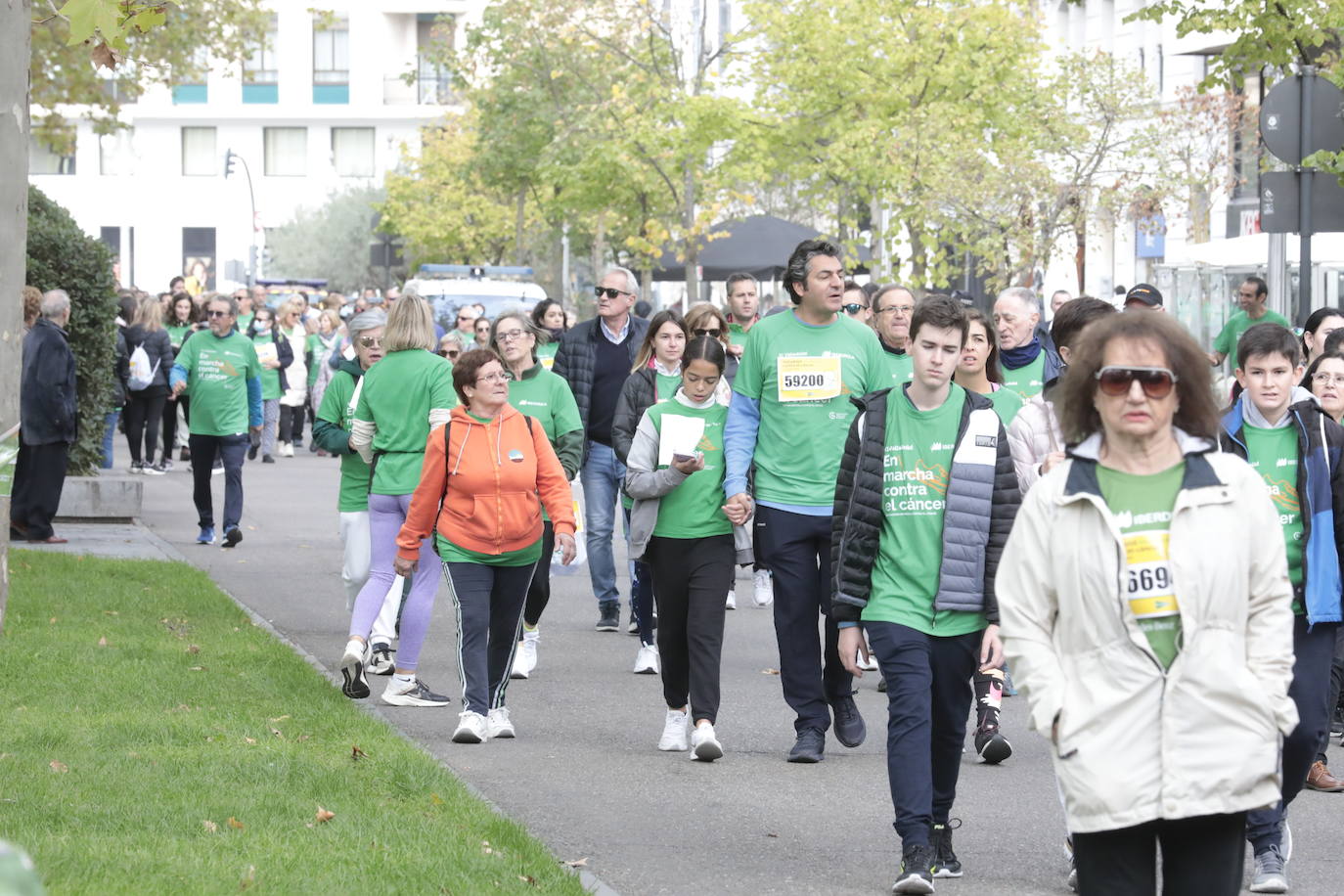 Fotos: La marcha contra el cáncer llena Valladolid de verde