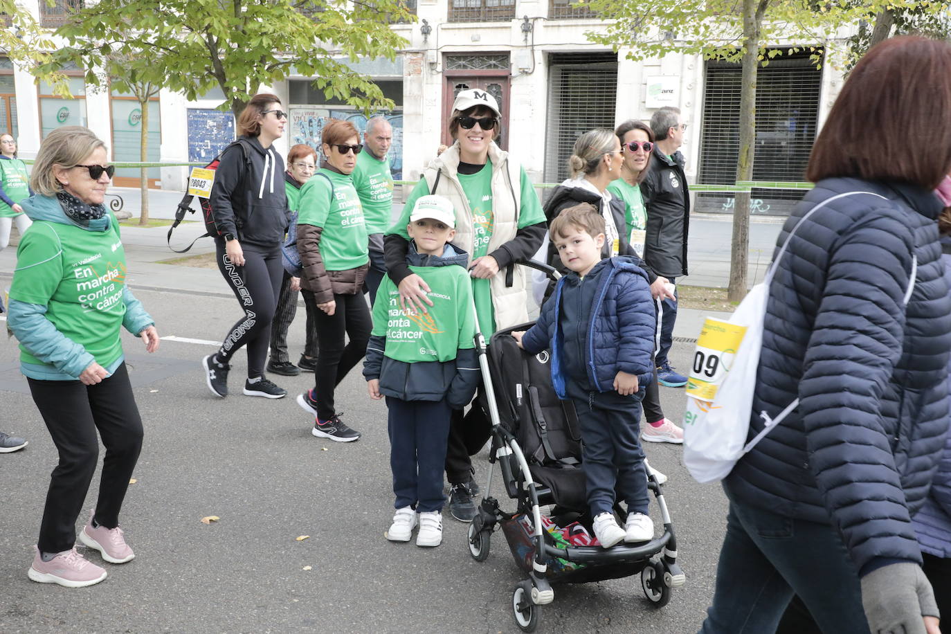 Fotos: La marcha contra el cáncer llena Valladolid de verde