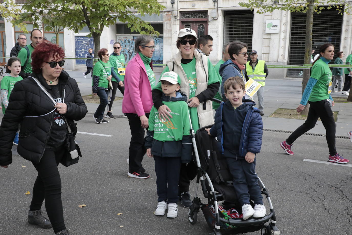 Fotos: La marcha contra el cáncer llena Valladolid de verde