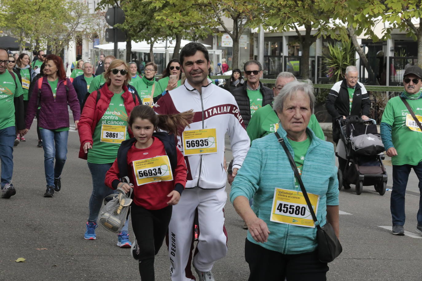 Fotos: La marcha contra el cáncer llena Valladolid de verde